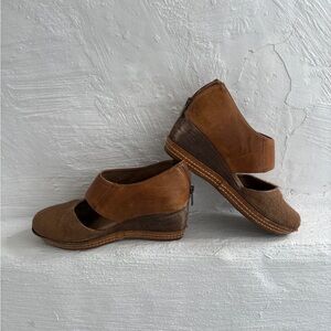 Antelope closed-toe wedge sandals, leather upper and a wooden-style wedge heel